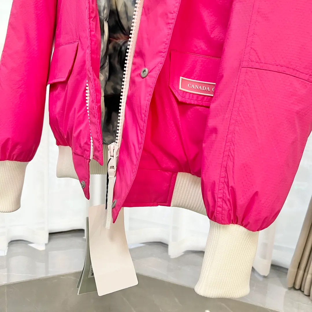 P780 𝗖𝗔𝗡𝗔𝗗𝗔 𝗚𝗢𝗢𝗦𝗘｜Canada Goose Glacier THE ICONS series Chilliwack bomber jacket 7999U1 Product color: black, white, dawn blue, pink, mood blue Size: S, M, L, XL, XXL Description: The Chilliwack bomber jacket was originally designed for pilots in the uninhabited areas of northern Canada. It is durable, warm and easy to move, which can meet the needs of pilots working in the Arctic waterways. Chilliwack's iconic style remains popular and is a popular jacket from Canada Goose. The Northern Lights capsule collection is reimagined in rich hues inspired by the stunning colors of Canada's north. The Glacial Haze capsule series is improved with an eye-catching and layered color series, giving people the feeling of being caught in the mist around icebergs and glaciers. Material list: 1⃣ Original custom-made double plain 9500-100% nylon nylon fabric 2⃣ Original YKK zipper, not a sub-factory product 3⃣ National standard 80% widely inspected white duck down, (ZP uses 80% white duck down/everything that boasts 90% is fake) Material analysis characteristics: 1⃣ Original factory/9500-100% nylon100% nylon Lurex yarn is actually 100% nylon. Nowadays, there are few pure ones. Most of them are mixed with cotton or polyester. Our top-quality original version is developed in accordance with ZP and uses the same material. 2⃣ As we all know, the original version uses 80% white duck down. The fill power refers to the cubic inches of volume occupied by each ounce (30 grams) of down under certain conditions. If one ounce of down occupies 500 cubic inches, the fill power of the down is 500. So we can simply understand it as: fill power is the volume of down, and the volume of down is fill power. The higher the fill power of down, it means that under the same filling amount, down can fix a larger volume of air layer to keep warm and insulate, so the warmth retention of down is better.
